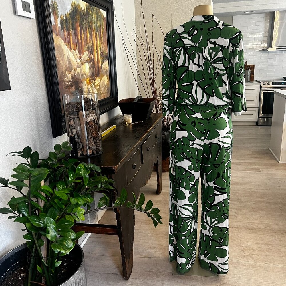TRINA TURK Pants and Top Set tropical green leaves on white backdrop - Picture 8 of 8